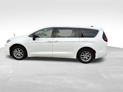 Used 2024 Chrysler Pacifica Touring-L FWD image 12