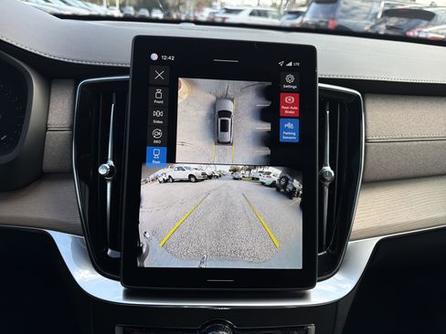 Used 2026 Volvo XC90 B6 Plus w/ Protection Package Premier image 25