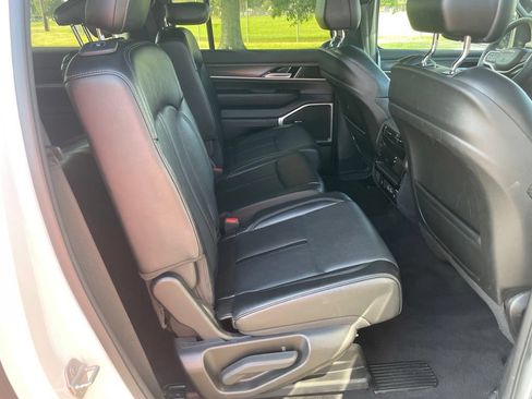Used 2024 Jeep Wagoneer L Series II w/ Flexible Seating Group RWD image 15
