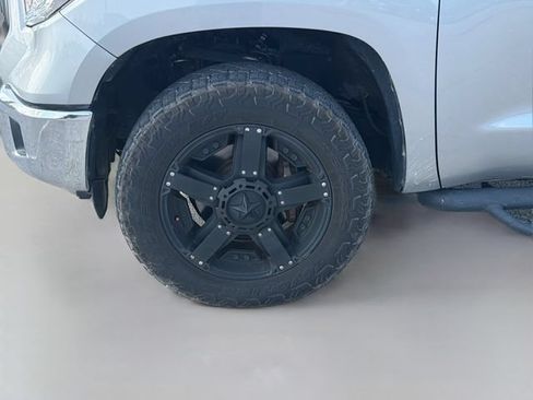 Used 2017 Toyota Tundra SR5 w/ SR5 Upgrade Package AWD/4WD image 14