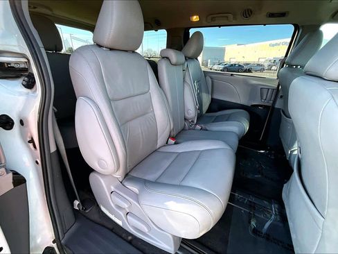 Used 2017 Toyota Sienna XLE image 19