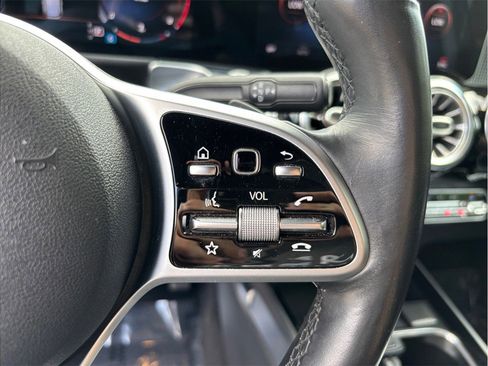 Used 2020 Mercedes-Benz GLB 250 4MATIC w/ Premium Package image 25