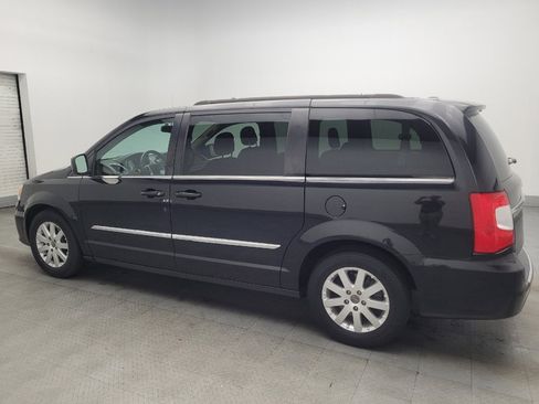 Used 2016 Chrysler Town & Country Touring image 3