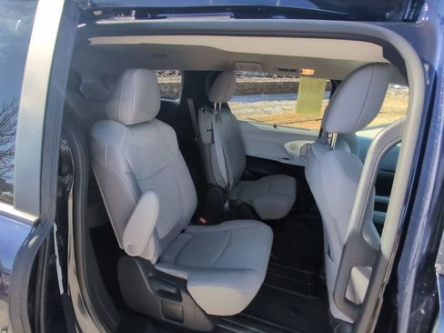Used 2025 Toyota Sienna LE image 28