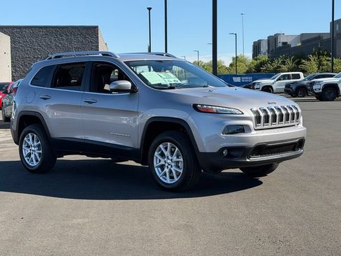 Used 2018 Jeep Cherokee Latitude Plus w/ Comfort/Convenience Group AWD/4WD image 9