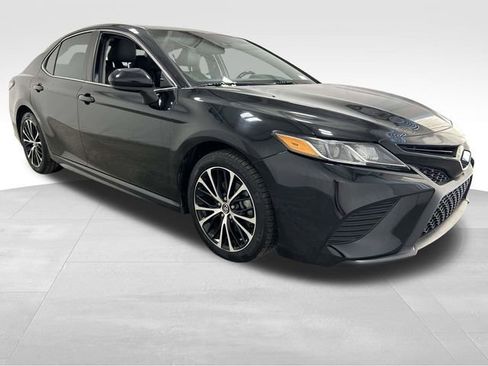 Used 2018 Toyota Camry SE w/ Moonroof Package image 5
