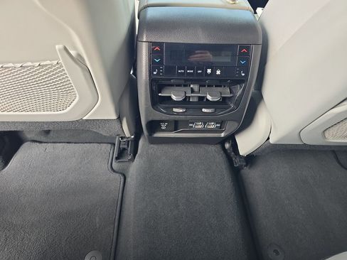 Used 2022 Jeep Grand Cherokee Overland w/ Advanced Protech Group III AWD/4WD image 28