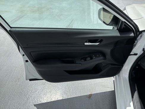 Used 2025 Nissan Altima 2.5 SV FWD image 18