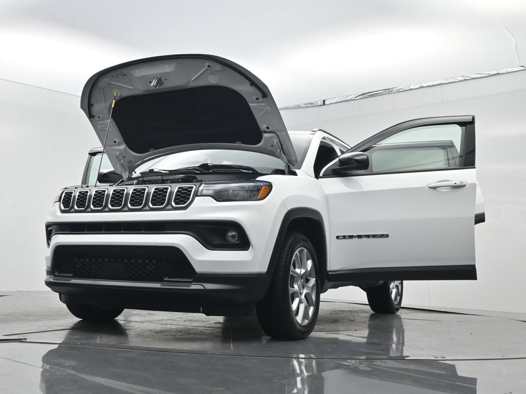 Used 2024 Jeep Compass Latitude AWD/4WD image 30