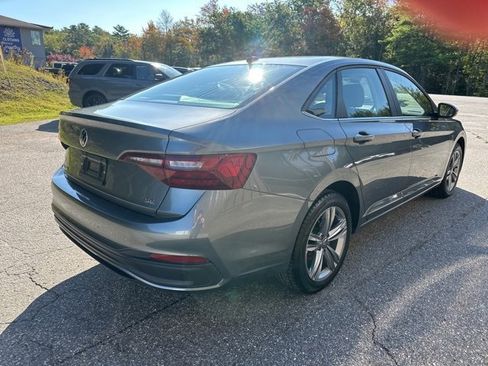 Used 2024 Volkswagen Jetta SE image 5