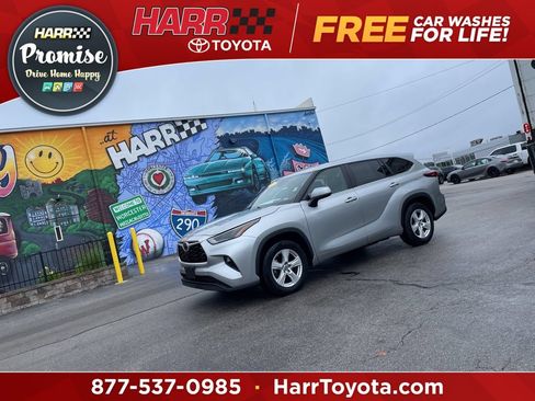Used 2023 Toyota Highlander LE FWD image 1