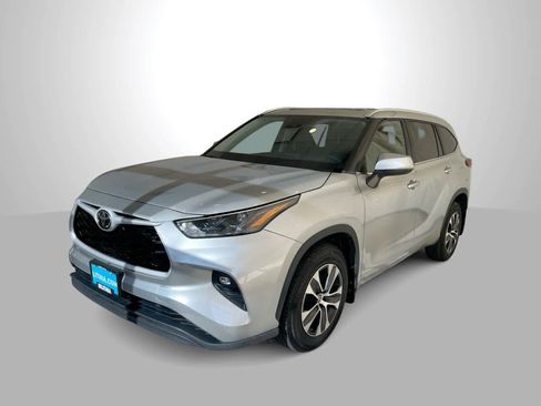 Used 2023 Toyota Highlander XLE AWD/4WD image 1