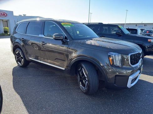 Used 2025 Kia Telluride EX w/ EX Captain's Chair Package image 7