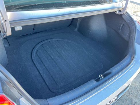 Used 2025 Hyundai Elantra Limited image 33