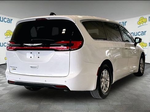 Used 2023 Chrysler Pacifica Touring-L FWD image 6