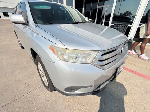 Used 2012 Toyota Highlander FWD w/ Tow Pkg image 3