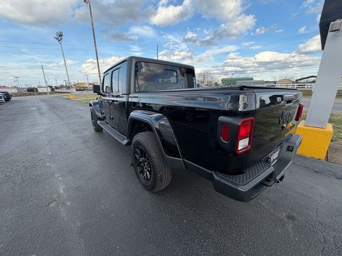 Used 2023 Jeep Gladiator Sport image 5