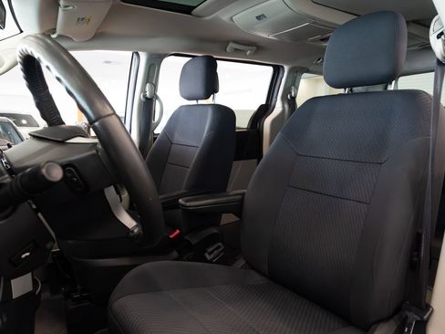 Used 2010 Dodge Grand Caravan SXT FWD image 17