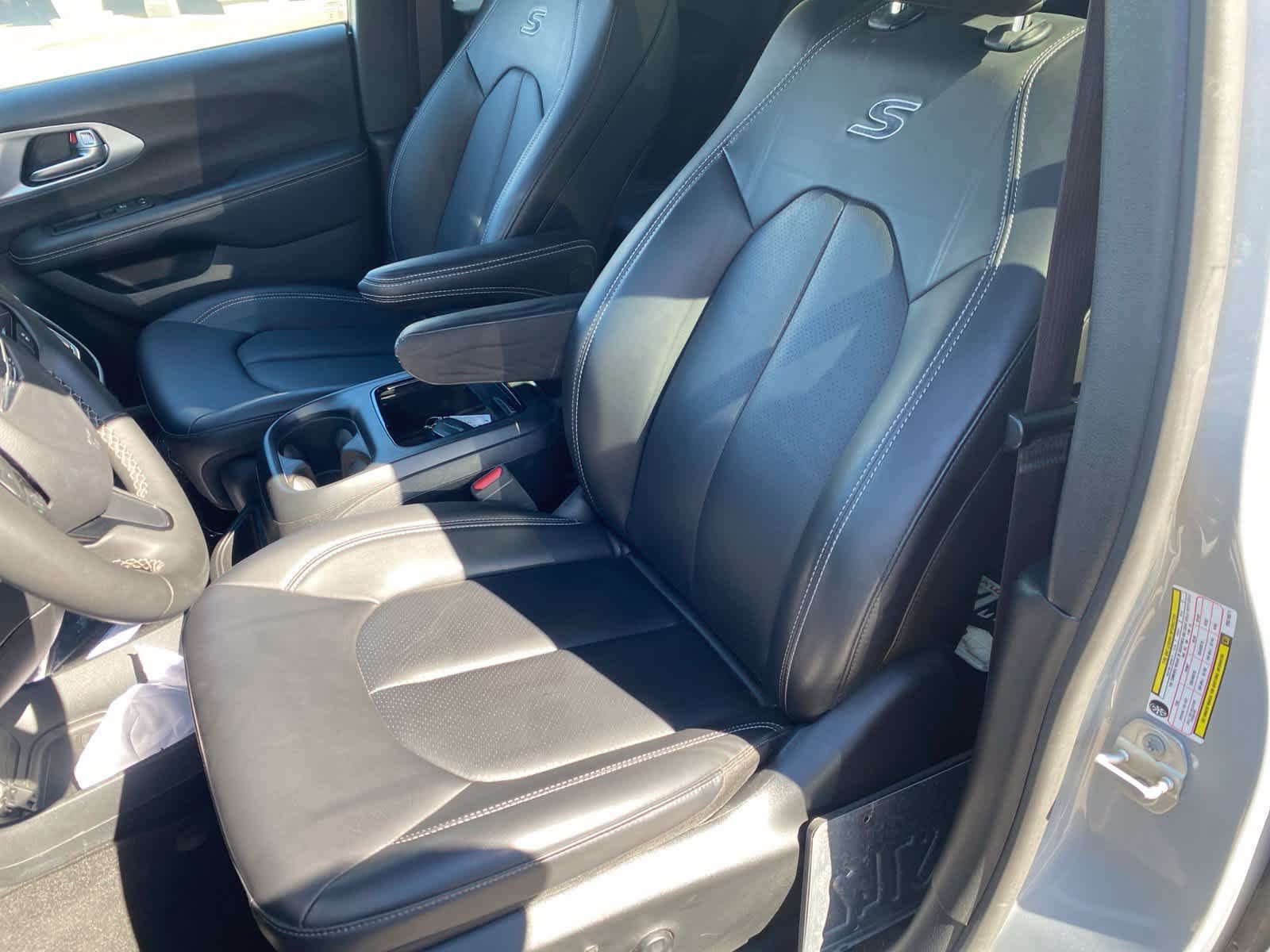 Used 2023 Chrysler Pacifica Touring-L w/ S Appearance Package FWD image 11