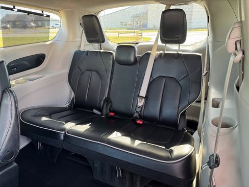 Used 2023 Chrysler Pacifica Limited image 33