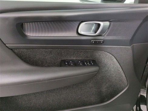 Used 2023 Volvo XC40 B5 Plus image 18