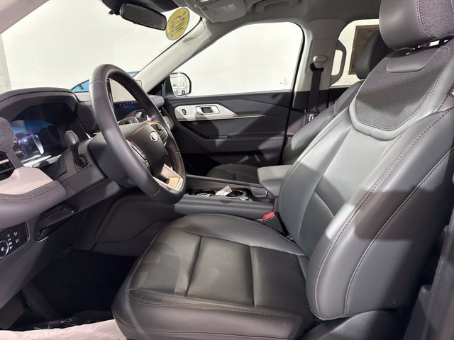 Used 2025 Ford Explorer Active w/ Active Comfort Package RWD image 17