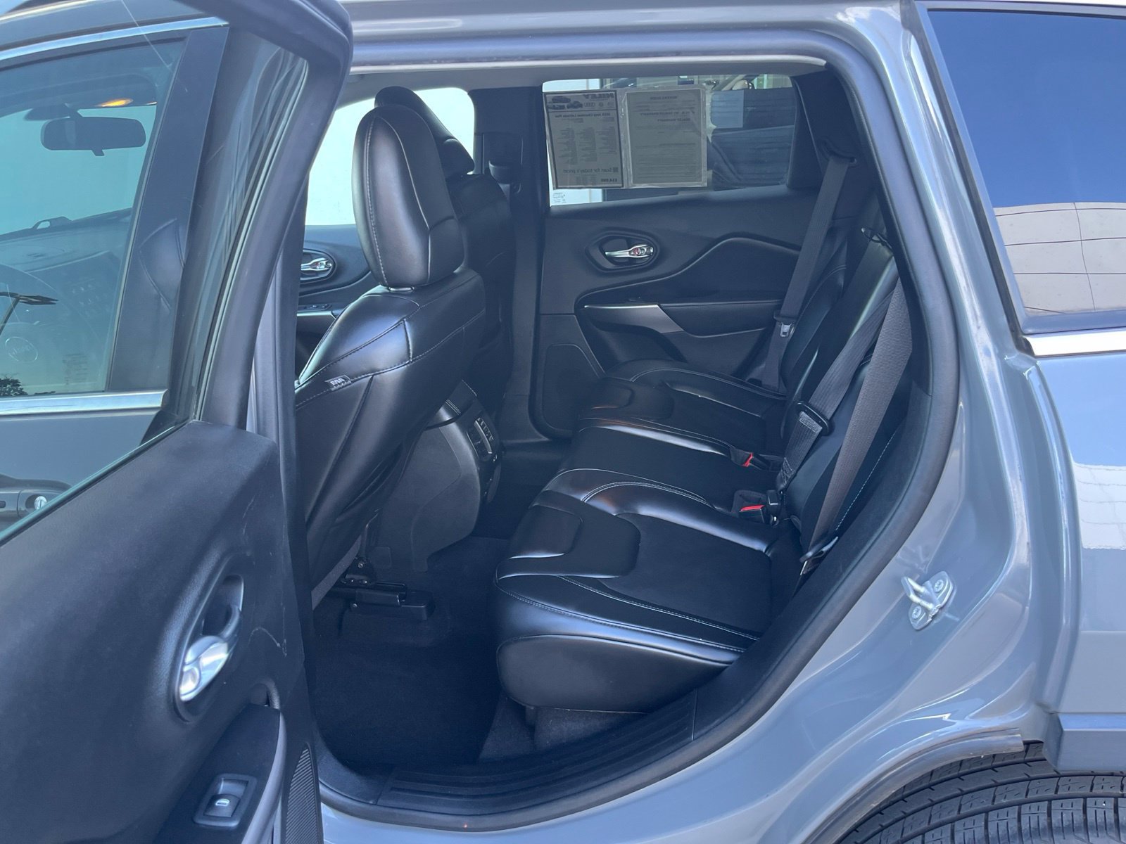 Used 2019 Jeep Cherokee Latitude Plus w/ Cold Weather Group AWD/4WD image 29