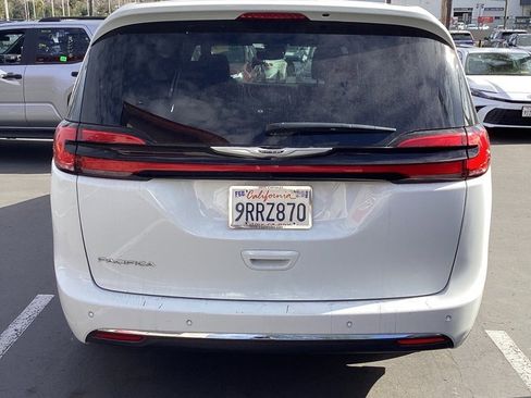 Used 2025 Chrysler Pacifica Select image 12