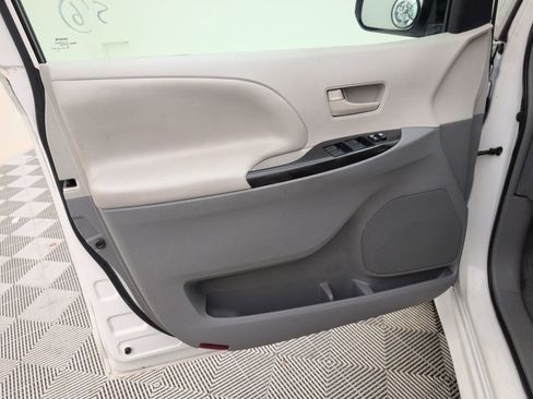 Used 2013 Toyota Sienna LE image 33