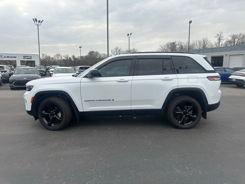 Used 2023 Jeep Grand Cherokee Limited w/ Black Appearance Package image 11