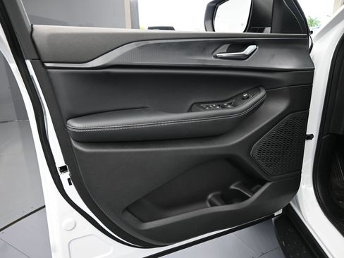 Used 2025 Jeep Grand Cherokee Laredo image 15