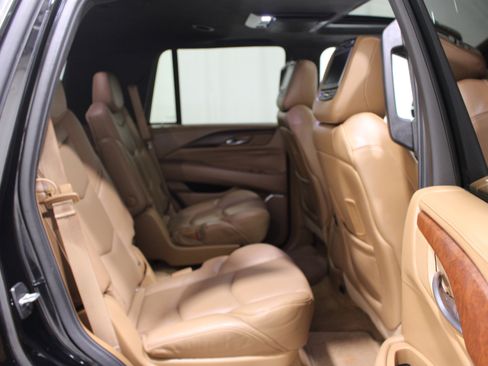Used 2017 Cadillac Escalade Platinum image 28
