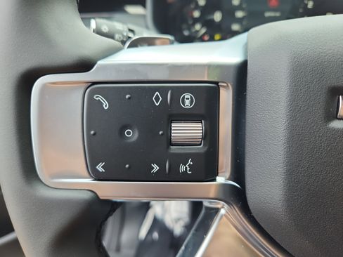 Used 2025 Land Rover Discovery S image 19