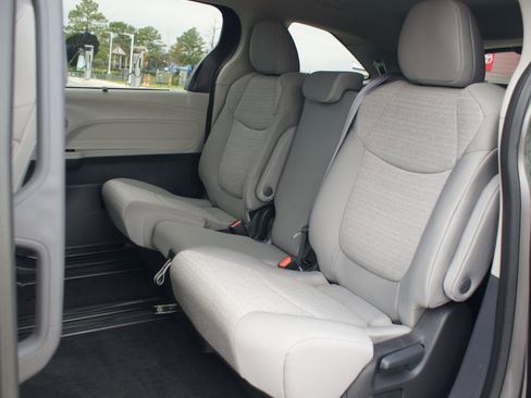 Used 2024 Toyota Sienna LE image 14