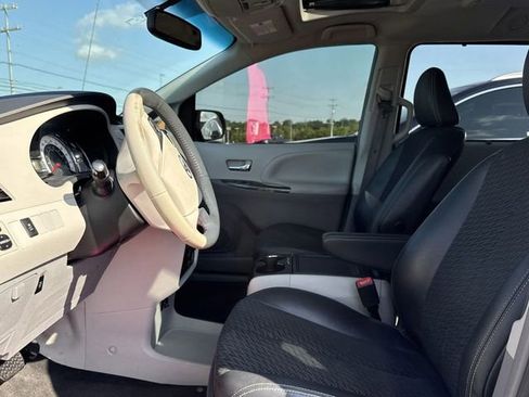Used 2014 Toyota Sienna SE w/ SE Premium Package w/Entune FWD image 13