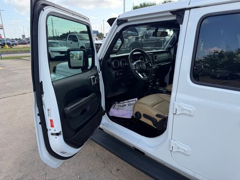 Used 2019 Jeep Wrangler Unlimited Sahara image 20