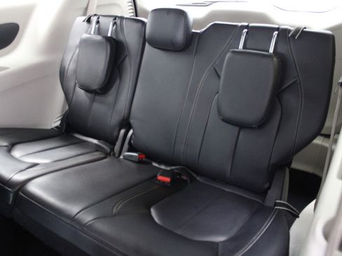 Used 2022 Chrysler Pacifica Touring-L FWD image 19