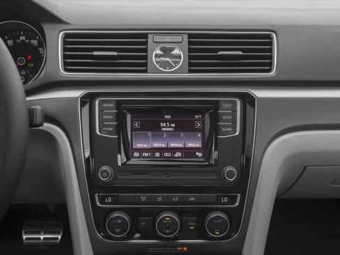 Used 2018 Volkswagen Passat 2.0T R-Line w/ R-Line Lighting Package image 10