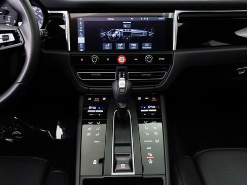 Certified 2025 Porsche Macan AWD/4WD image 22