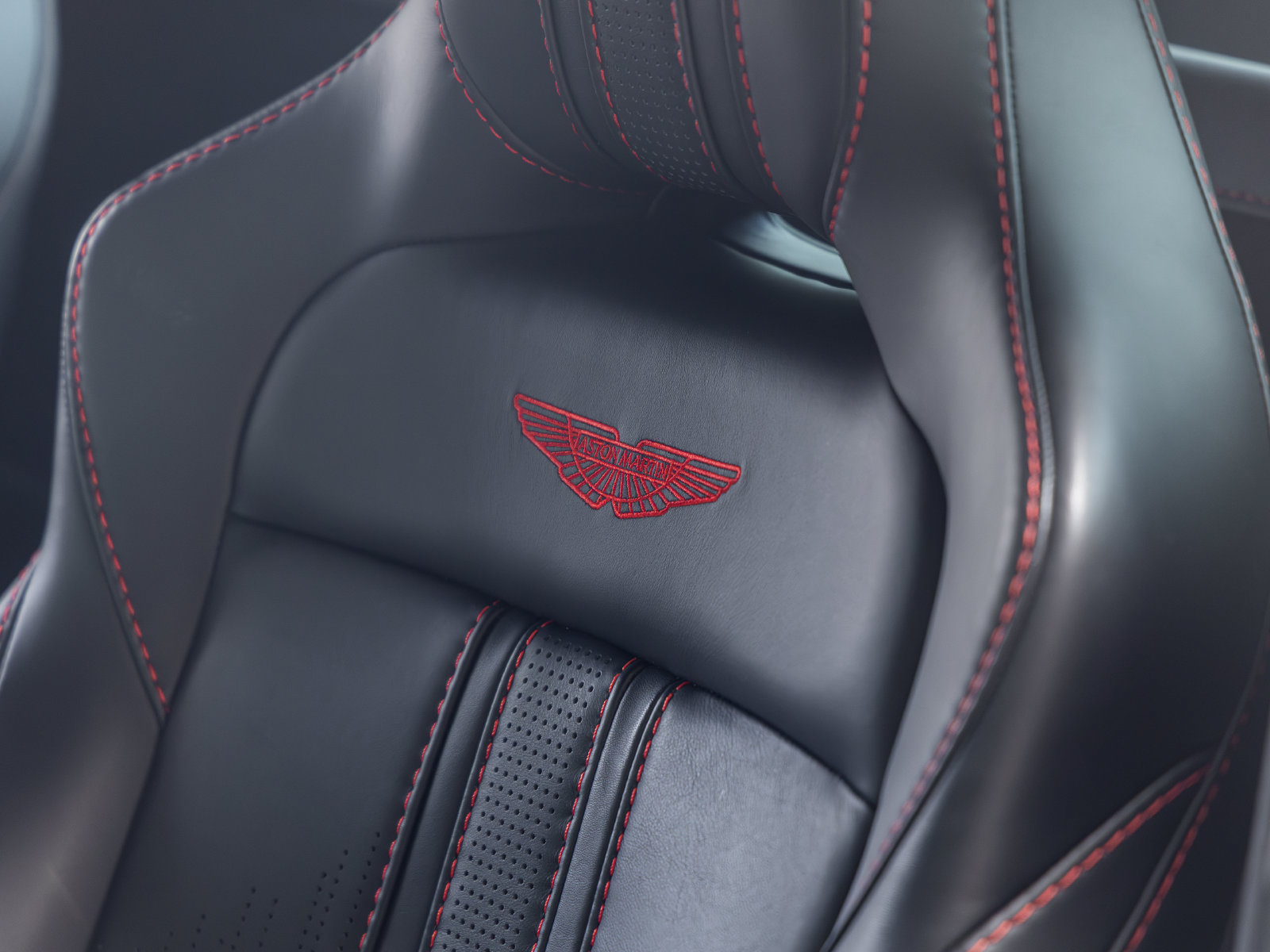 Used 2023 Aston Martin V8 Vantage Coupe RWD image 25