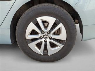 Used 2016 Toyota Prius Four FWD video 3