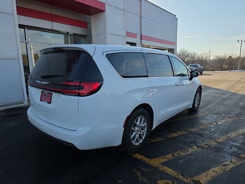 Used 2024 Chrysler Pacifica Touring-L image 3