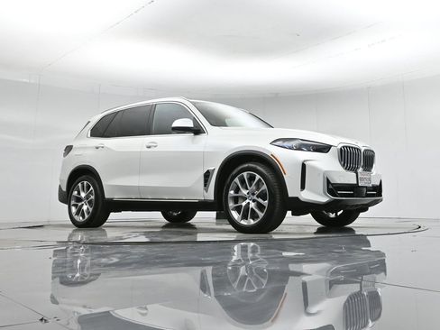Used 2025 BMW X5 xDrive50e image 4