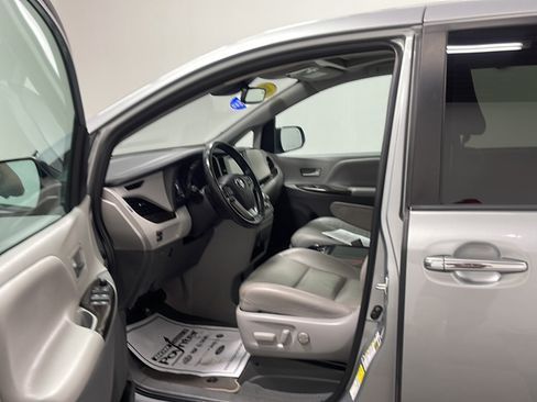 Used 2020 Toyota Sienna XLE FWD image 2