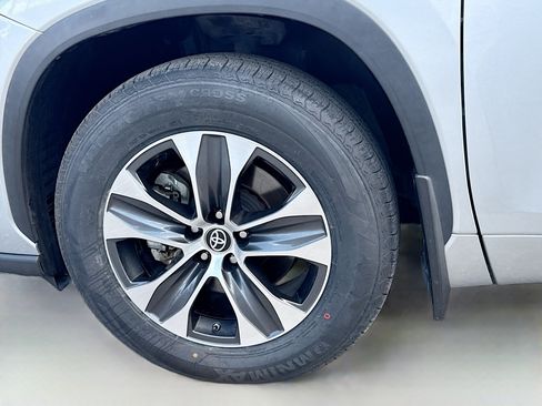 Used 2024 Toyota Highlander XLE AWD/4WD image 41