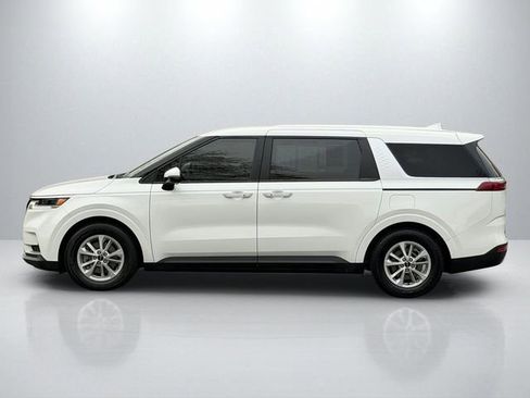 Used 2024 Kia Carnival LX FWD image 4