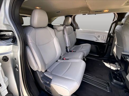 Used 2025 Toyota Sienna XLE FWD image 20