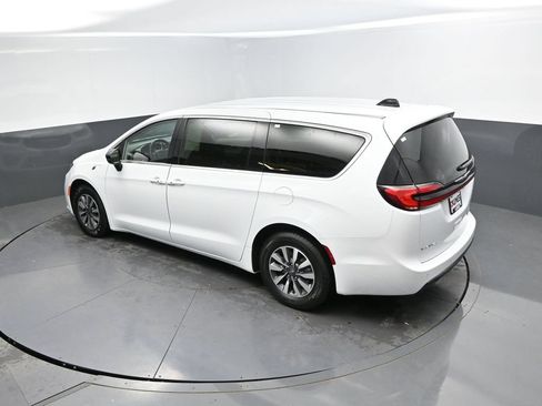 Used 2024 Chrysler Pacifica Limited FWD image 28