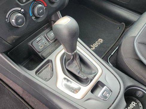 Used 2018 Jeep Cherokee Latitude w/ Altitude Package image 27