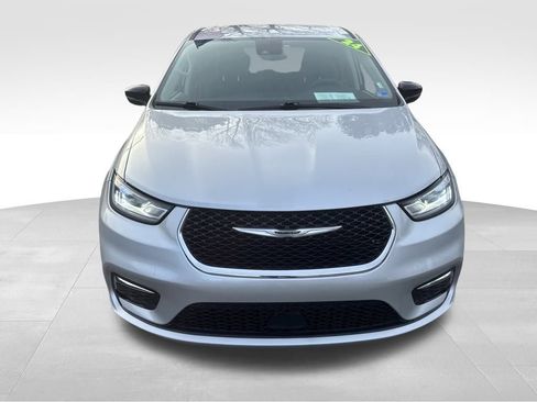 Used 2024 Chrysler Pacifica Touring-L FWD image 3